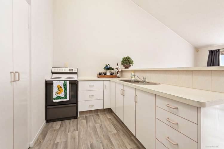 2/151 Kitchener Road Pukekohe_3