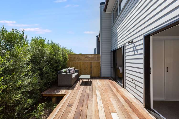 2/7 Grays Road Plimmerton_13