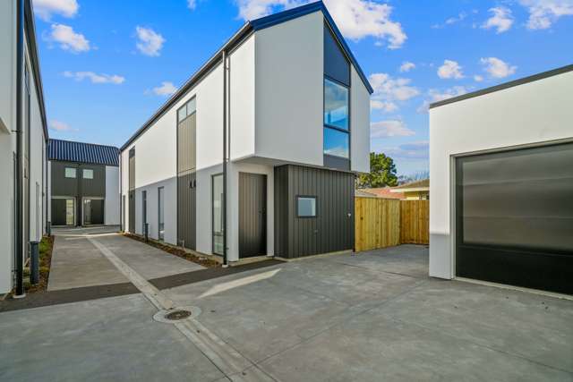 Central townhouse, 2 bed with private carpark!