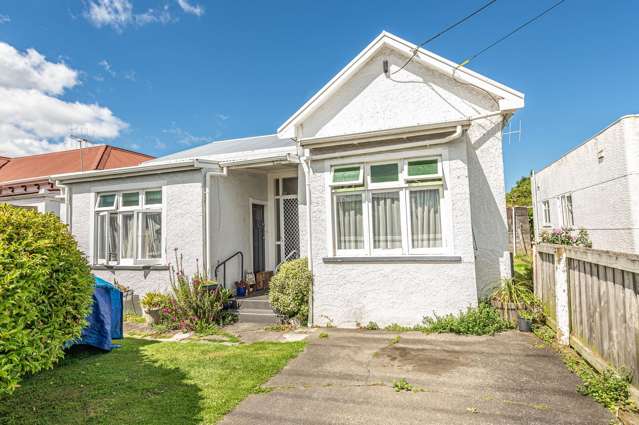 Central, Charming Character Cottage in Whanganui!