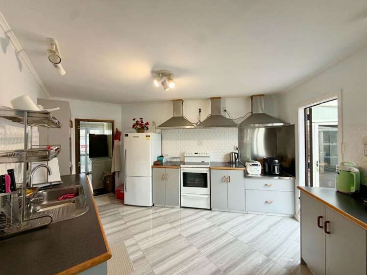 161 Parklands Avenue 10825_4