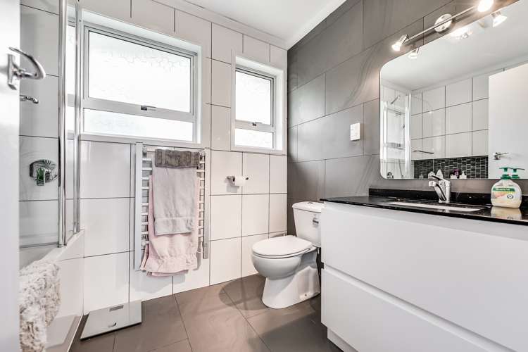 21 Brookbank Place Glenview_13