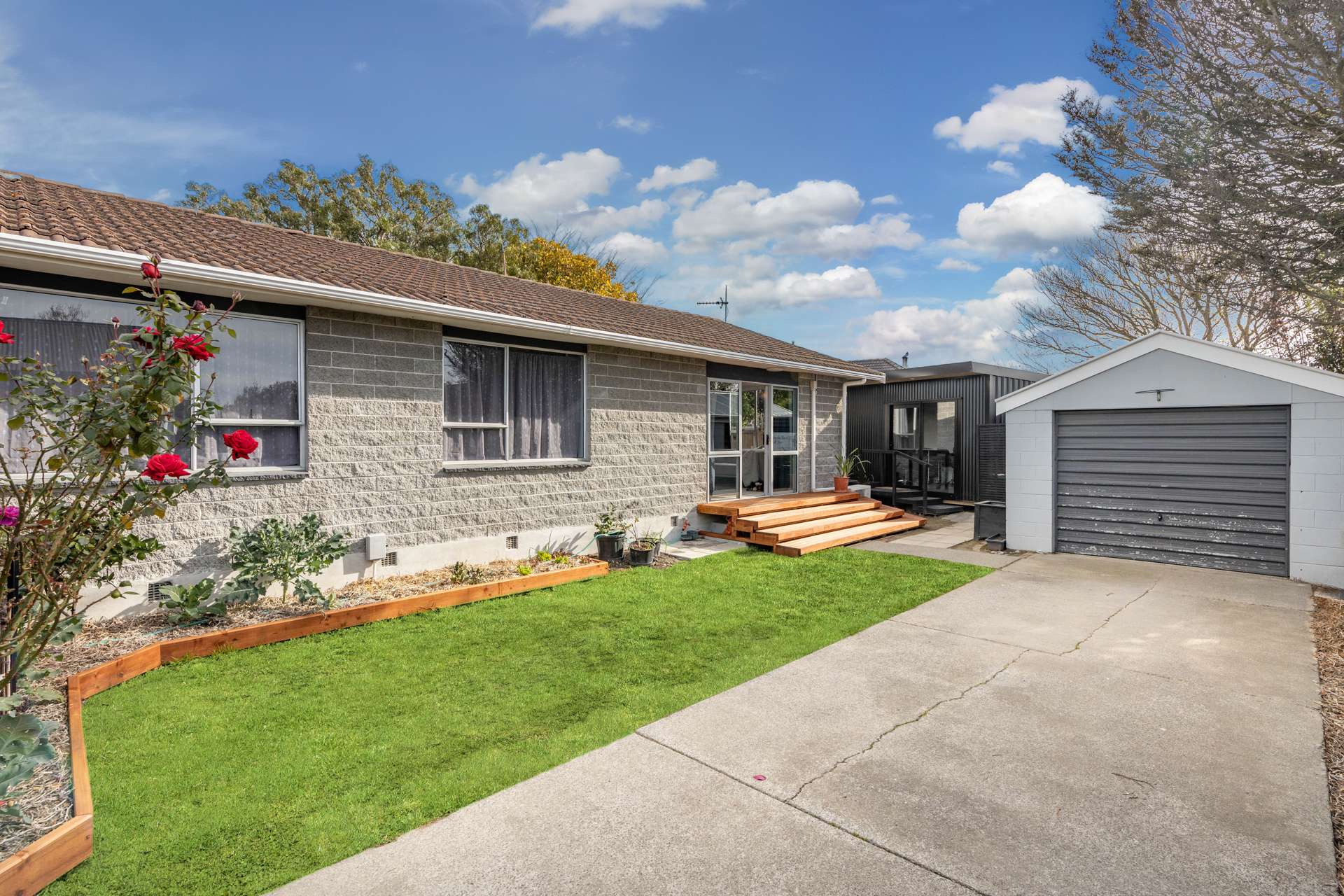 2/11 Farnborough Street Aranui_0