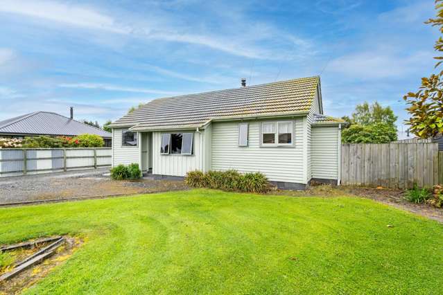 Charming Home With A Massive Shed & Sunlit Comfort