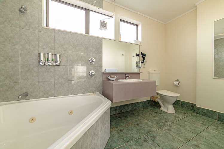 114 A/B Fitzherbert Avenue West End_8