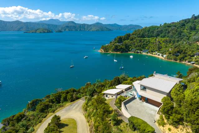Commanding views over Waikawa Bay