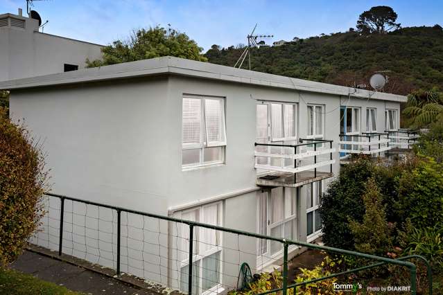 GREAT LOCATION - KARORI KRACKER