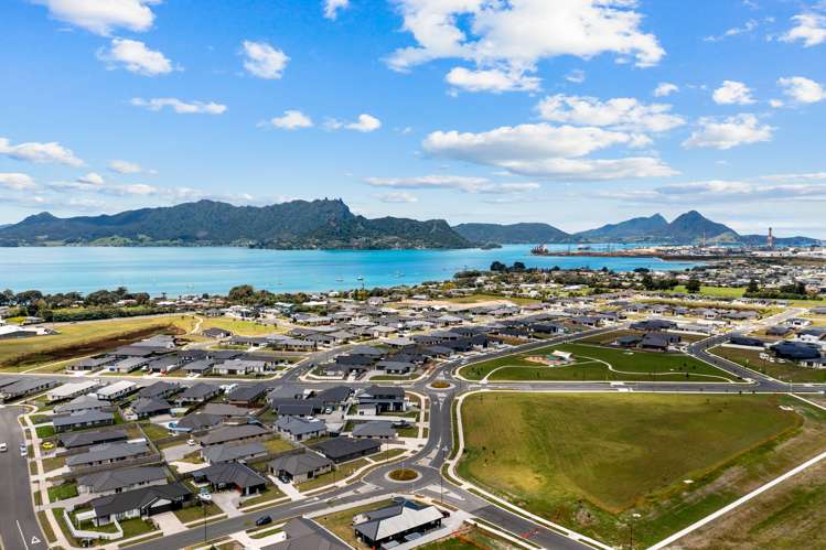 12 Saint Michael Crescent One Tree Point_25