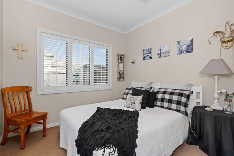 19 Heynes Place Clive_11