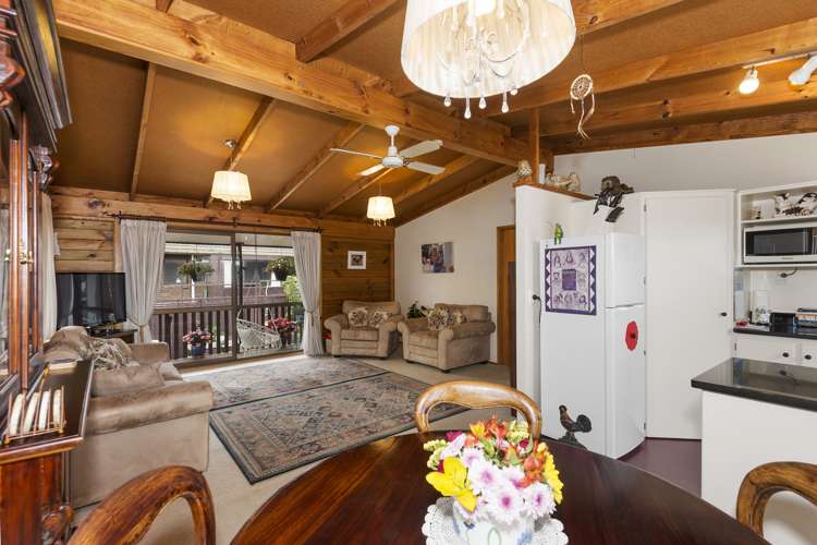 2/15 Billabong Place Botany Downs_4