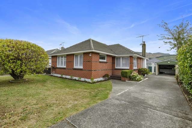 3 Bedrooms +  a Hobbies Room in Heretaunga Park