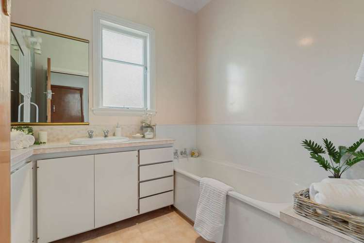 299 Upper Queen Street Pukekohe_16