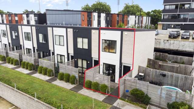 STUNNING & CONVENIENT CENTRAL LIVING!