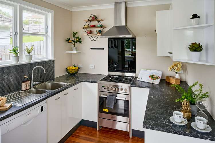 55 Davidson Crescent Tawa_3