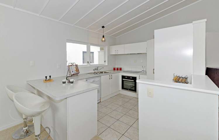 97 Tiroroa Avenue Te Atatu South_6