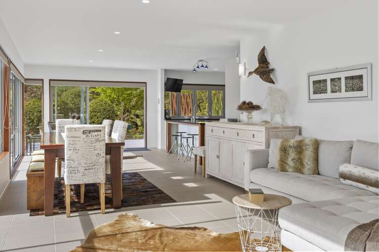 26 Whakamoenga Point Acacia Bay_8