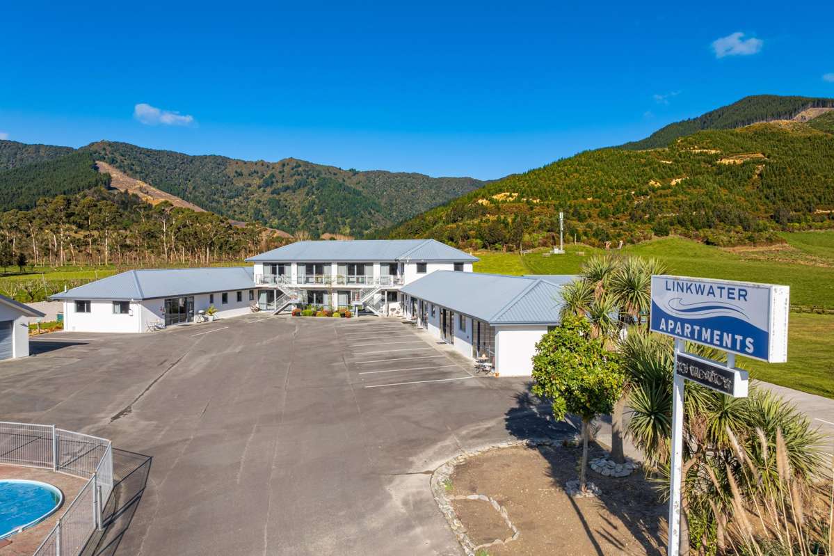 1594 Queen Charlotte Drive_1