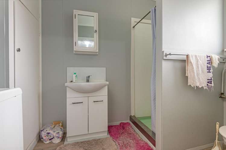 8 Lowestoft Place West End_12