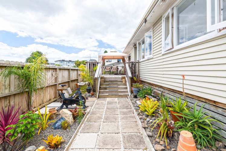 5b Sheehan Road Te Atatu South_2