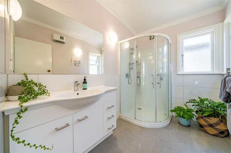 67 Whites Line East Waiwhetu_9