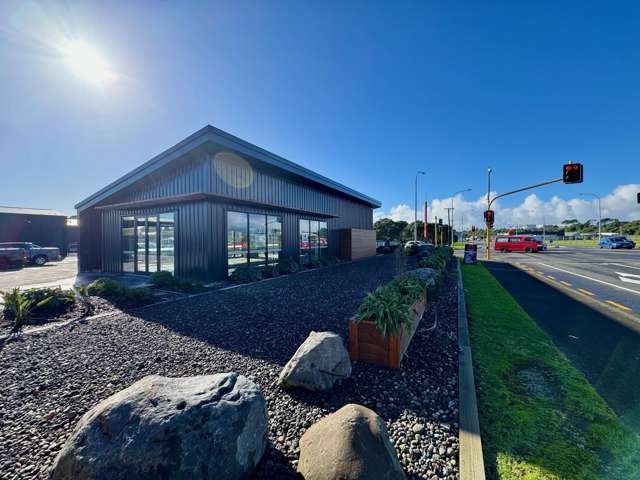 Office and Showroom with unrivalled profile