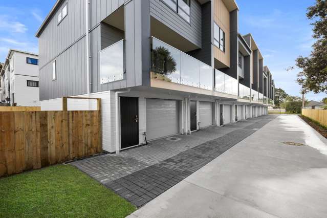Walk to the Bus, Train, Supermarket & the Domain!