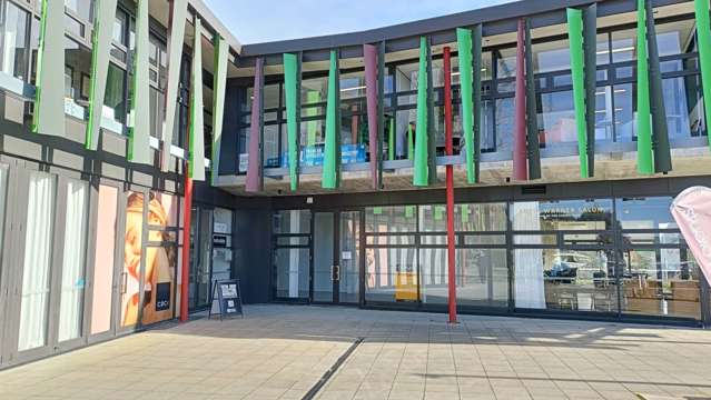 PRIME CORNER RETAIL / SHOWROOM OPPORTUNITY