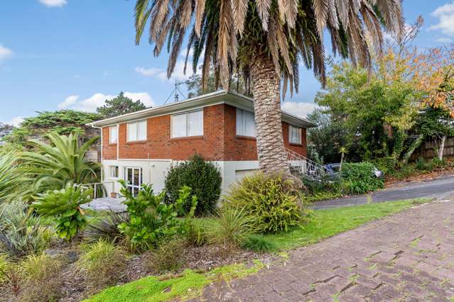 FIVE BRM HOME & INCOME. LOCATION-SCALE ON 1,346M2