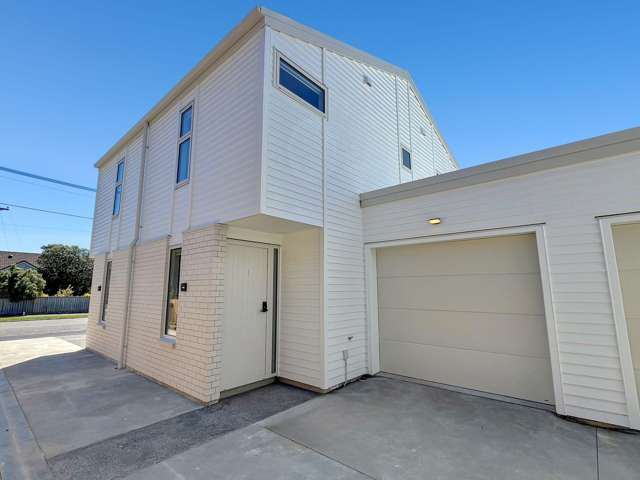 SPREYDON - MODERN TOWNHOUSE, TWO BEDROOMS, SINGLE GARAGE