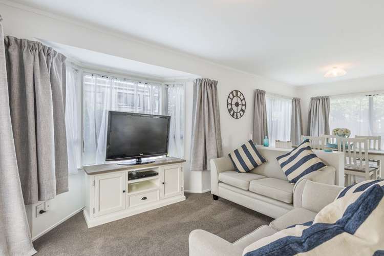 2/10 Corrella Road Belmont_13