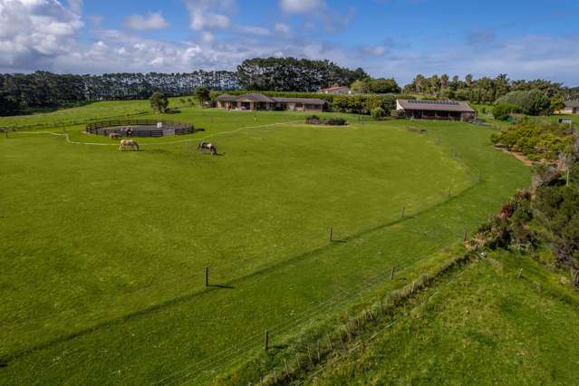 MULTI LIVING ZONES, BARN, & WORKSHOP