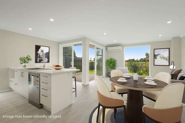 Fairview Living:Sunny Golf Course Views - Must Go!