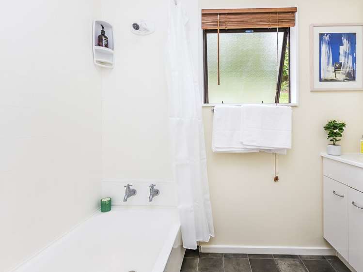 72 Omapere Street Whitby_15