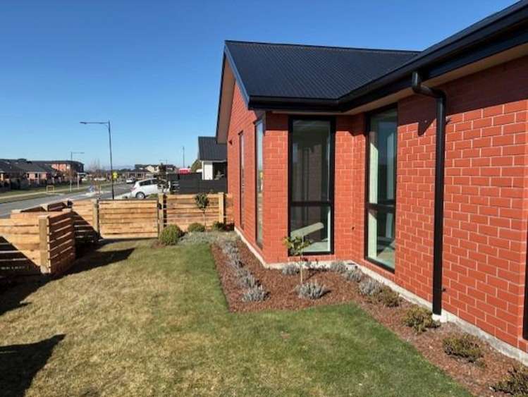 45 Charles Upham Drive 11353_12