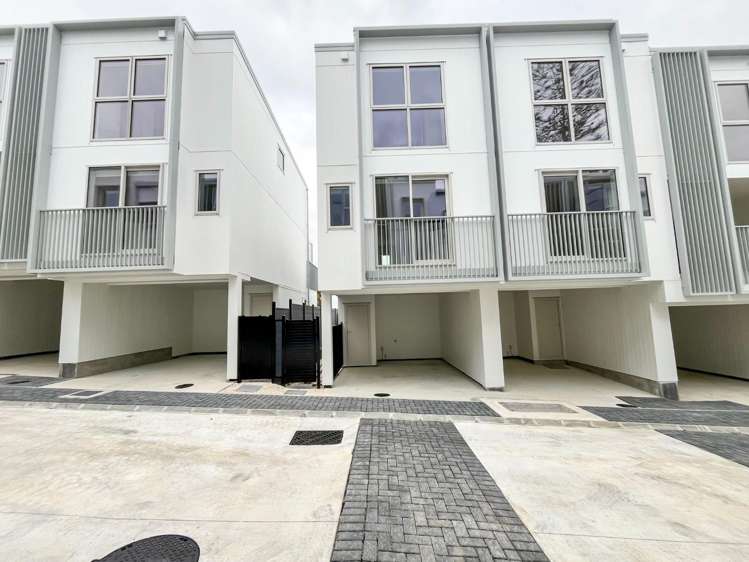 13/9 Aeroview Drive 1603_14