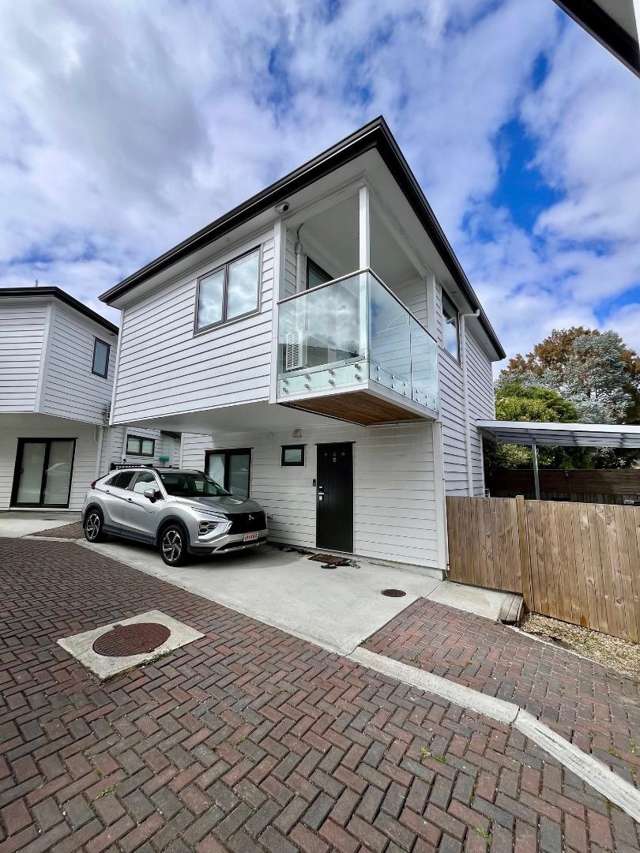 Sunny Standalone Home with 3 Bedrooms â Each with Its Own Ensuite