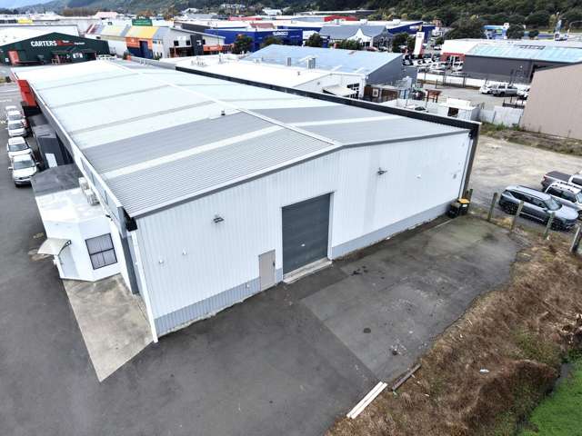 Move‑in ready 220m2 warehouse/workshop