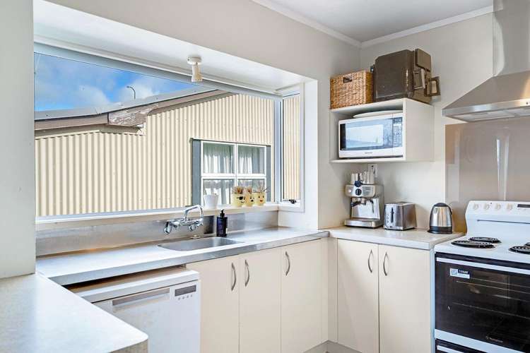 300 Shakespeare Street 11373_4