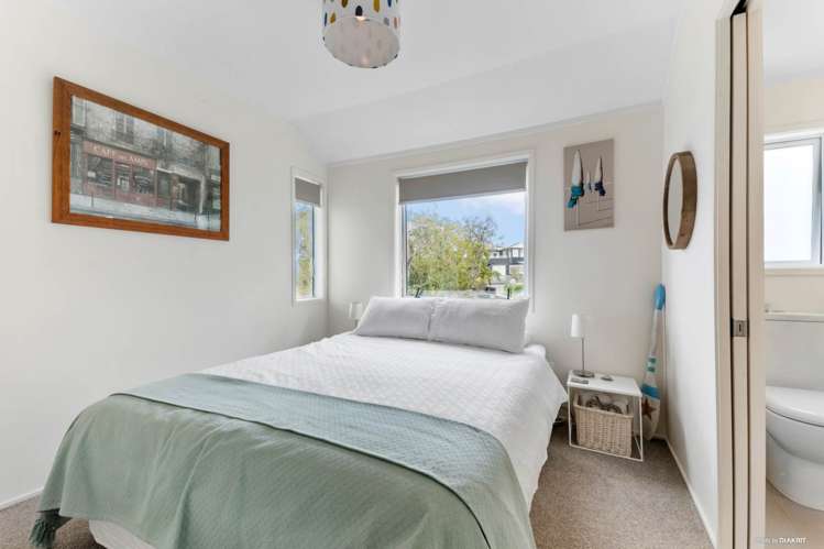 2/1 Eastcliffe Road Castor Bay_5