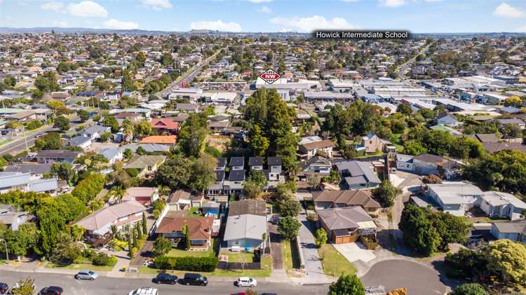 2/12 Cosy Place Howick_13