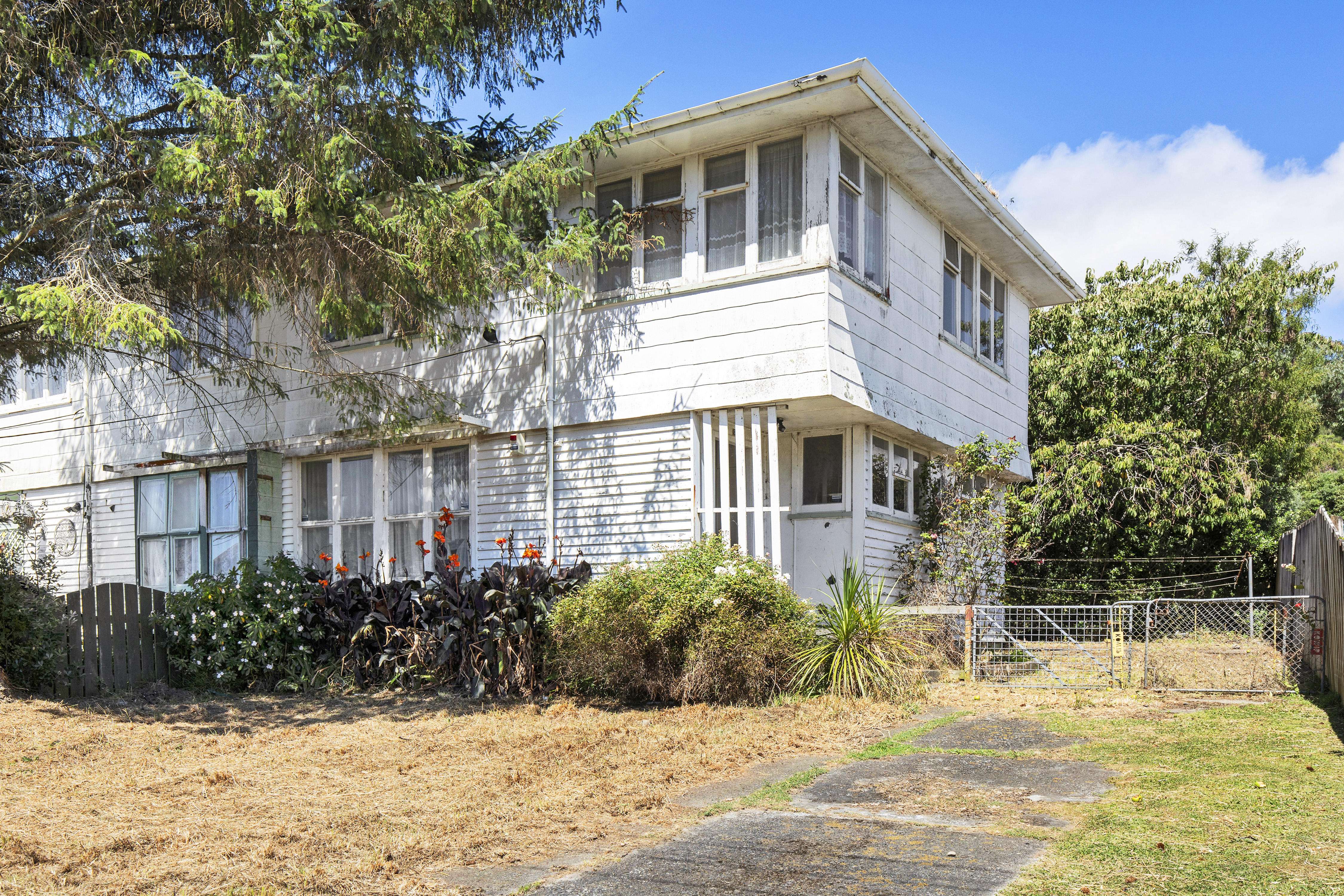 A character home on Oriental Parade that has been abandoned for at least a decade was one of the properties that was in a liquidation sale. Photo / Supplied