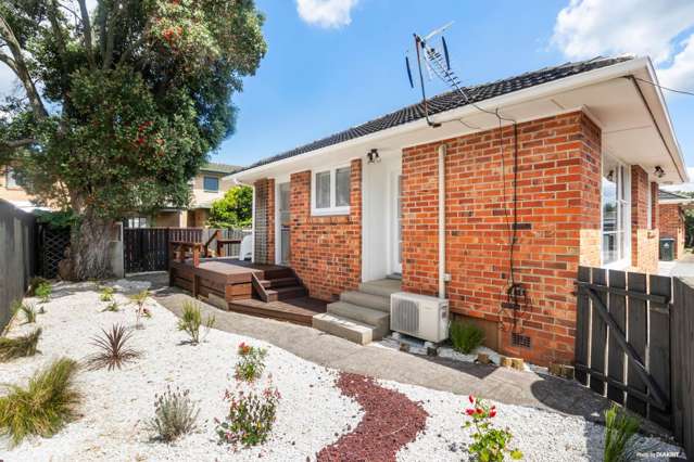 Charming End Unit on the Border of Royal Oak