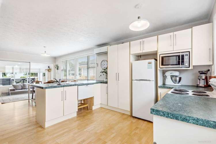 37b Cobham Crescent Kelston_6