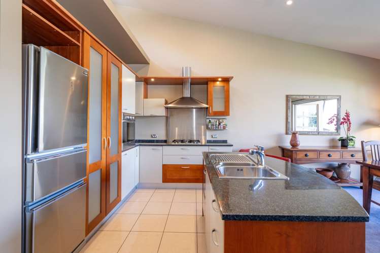 2/10 Lake Street Queenstown_12