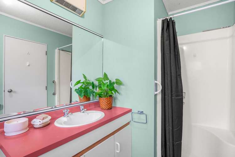 11/169 Whites Line East Waiwhetu_15