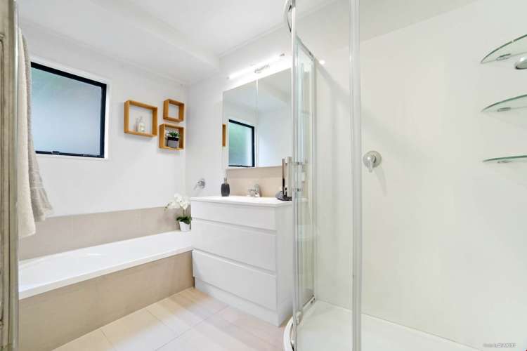 2/25 Witheford Drive Bayview_8