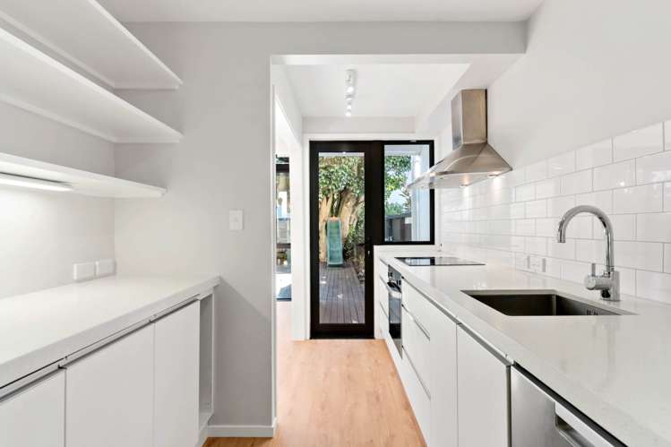 2/2A Seascape Road Remuera_11