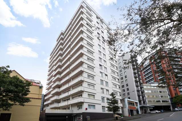 Must sell! Near Auckland University!