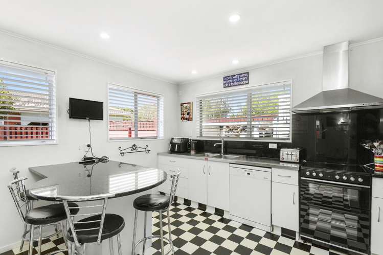 4 McKeefry Grove Tawa_6