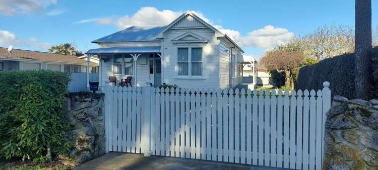 2/706 Charles Street Raureka_1